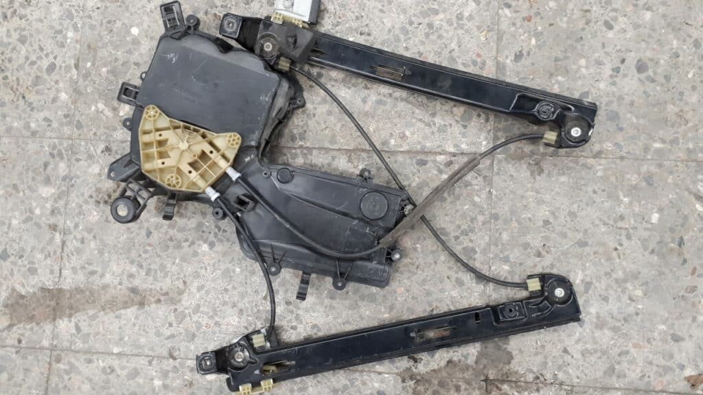 1p0867435 mechanizm szyby lewy przód Seat Leon II
