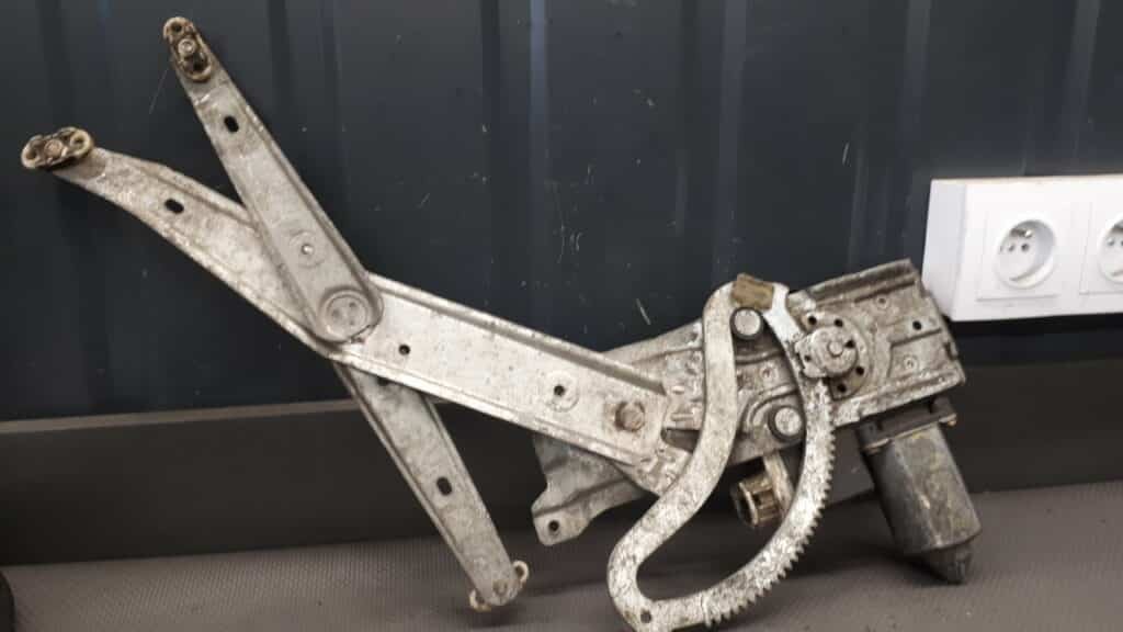 90481772 mechanizm szyby prawy przod Opel Corsa B