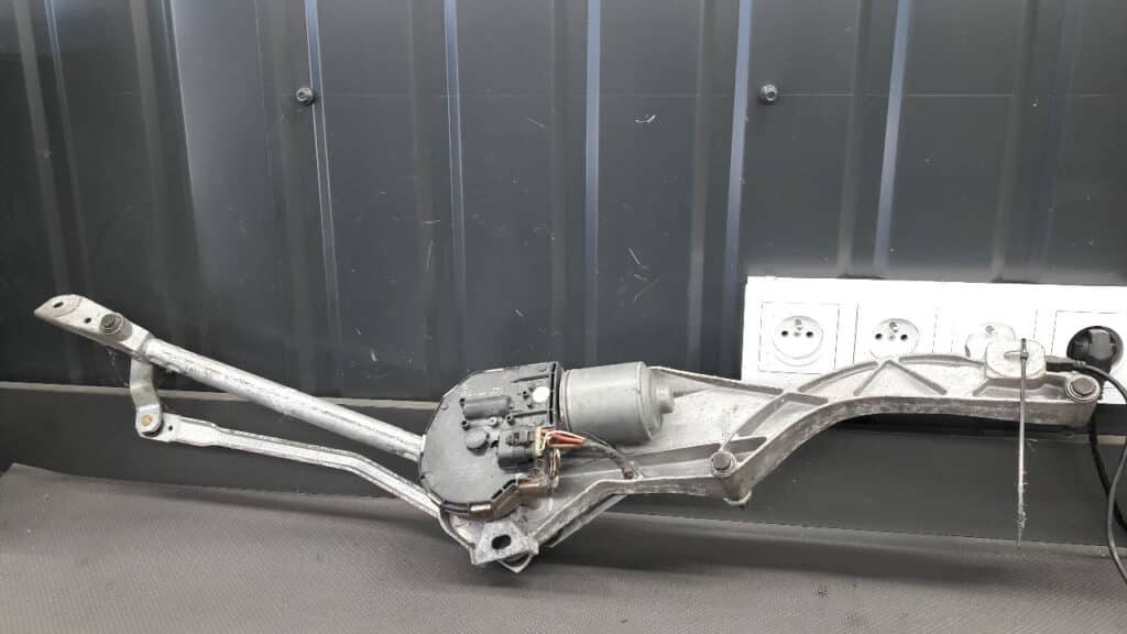 0390241841 Mechanizm wycieraczek Mercedes W211 USZKODZONE