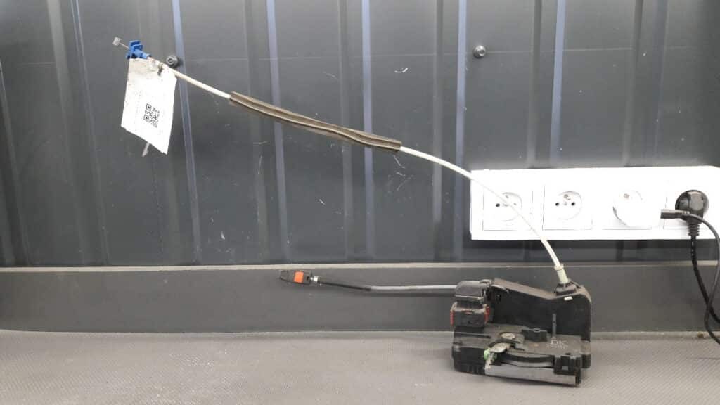 24414117 Zamek drzwi prawy przód Opel Astra G 3PIN