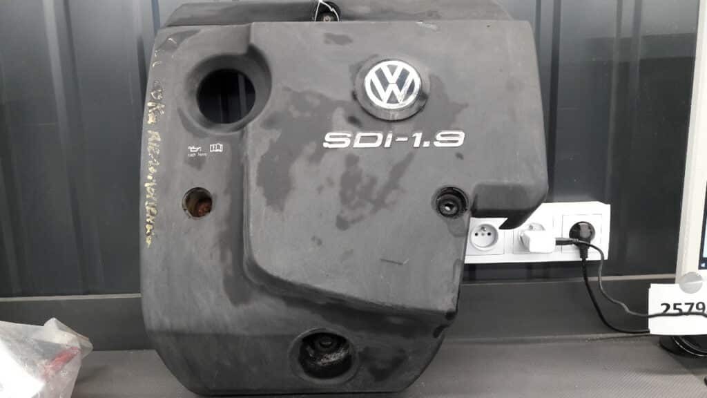 038103925L Pokrywa silnika VW