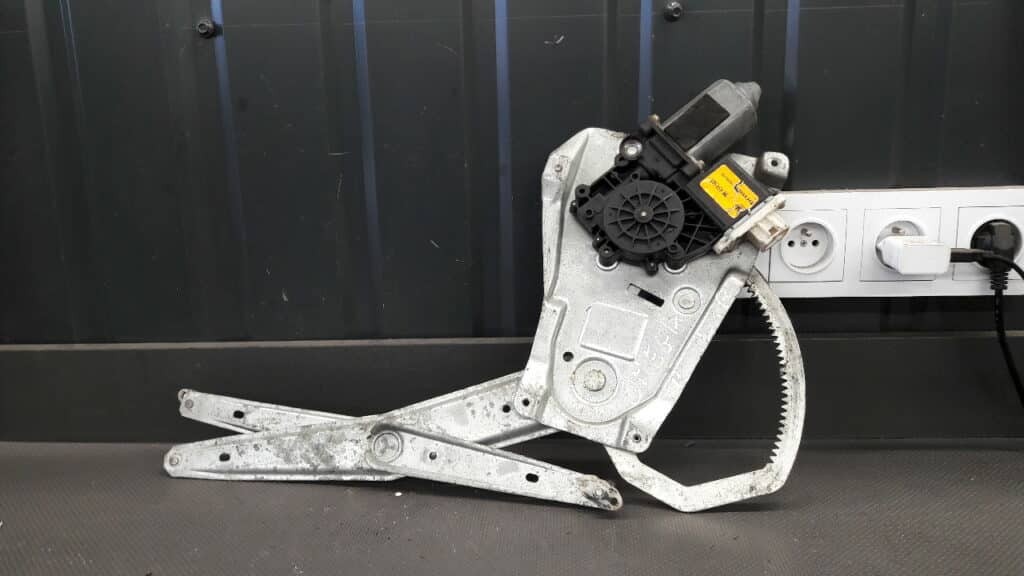 90459121 Mechanizm szyby lewy przod Opel Omega B