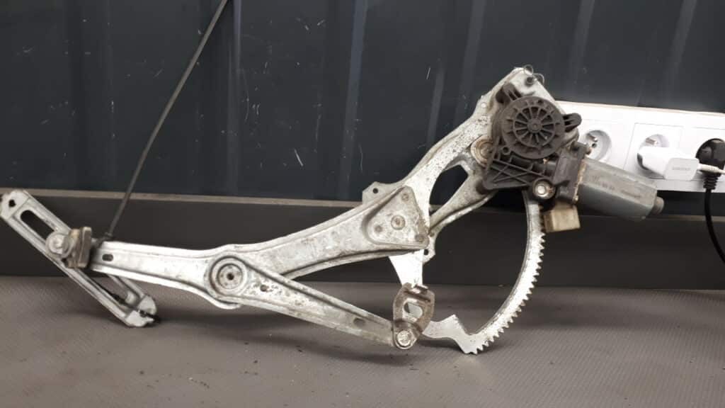 0130821709 mechanizm szyby prawy przód w210