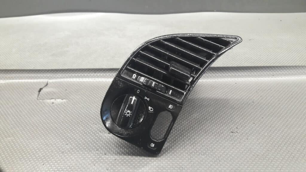 1387061 kratka nawiewu BMW E36