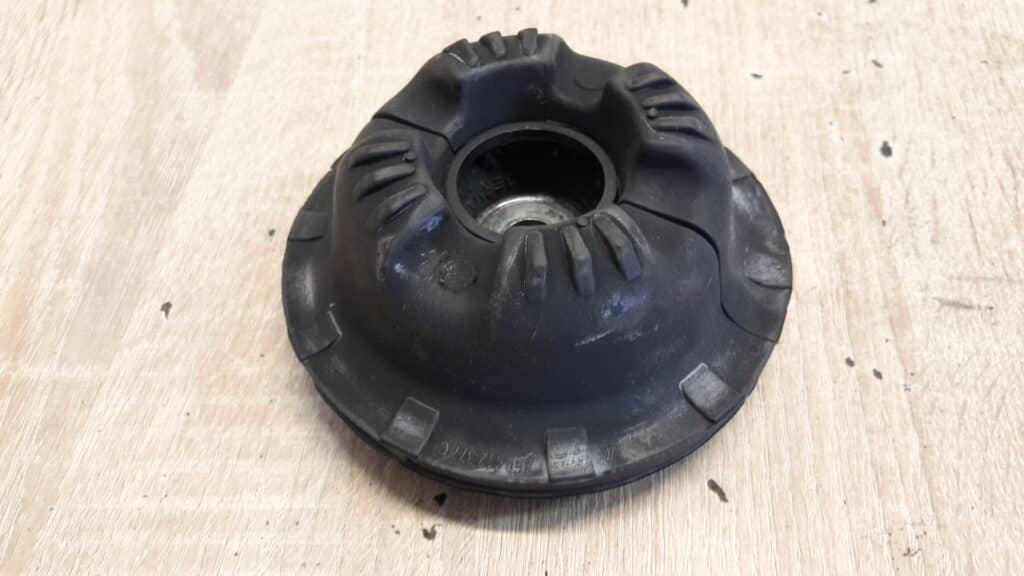 8E0412377 Poduszka mocowania amortyzatora AUDI A4 B6 B7