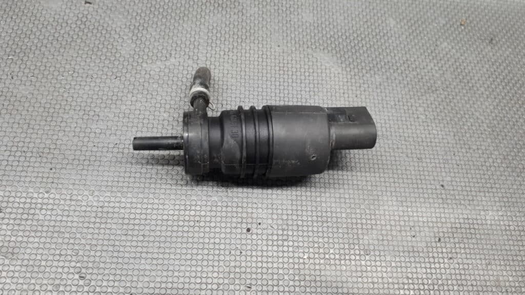 Pompka spryskiwaczy Mercedes w202