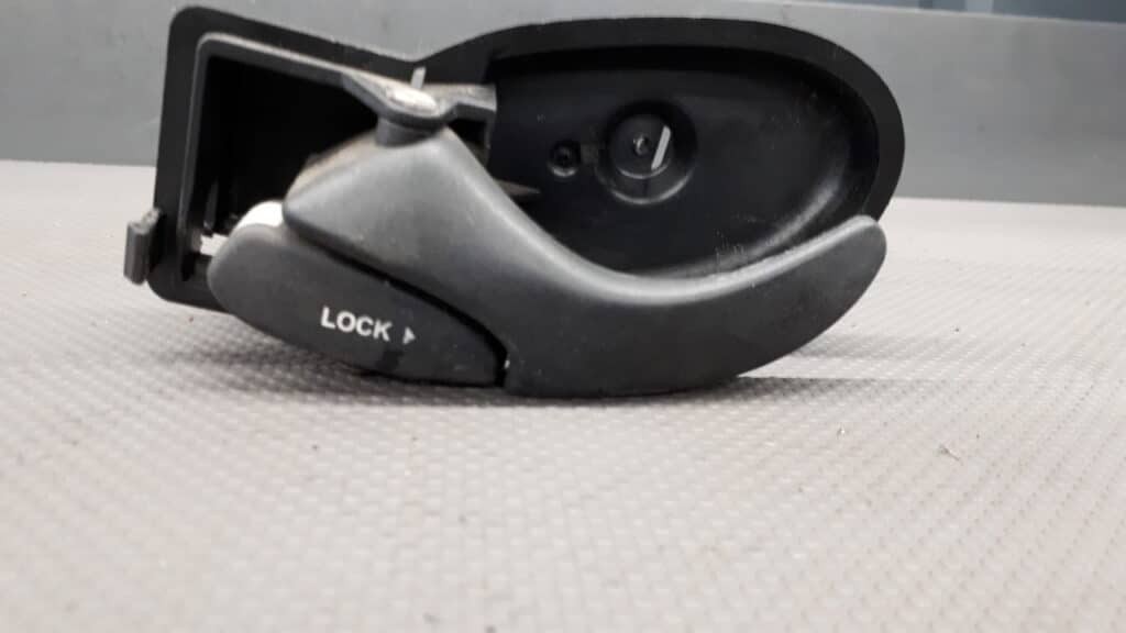 2m5v-a22601-aa klamka drzwi lewy przód Ford Focus I Kombi 01-04