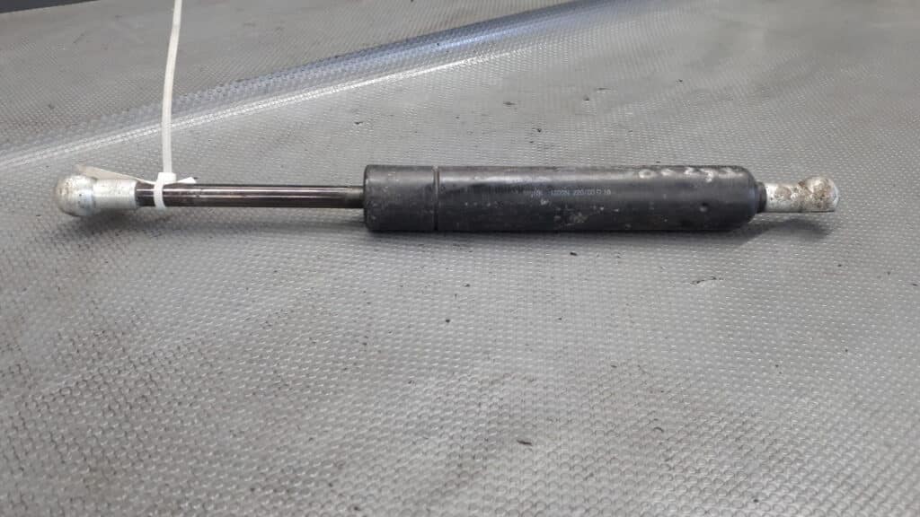 8643038 silownik maski VOLVO V70 2003
