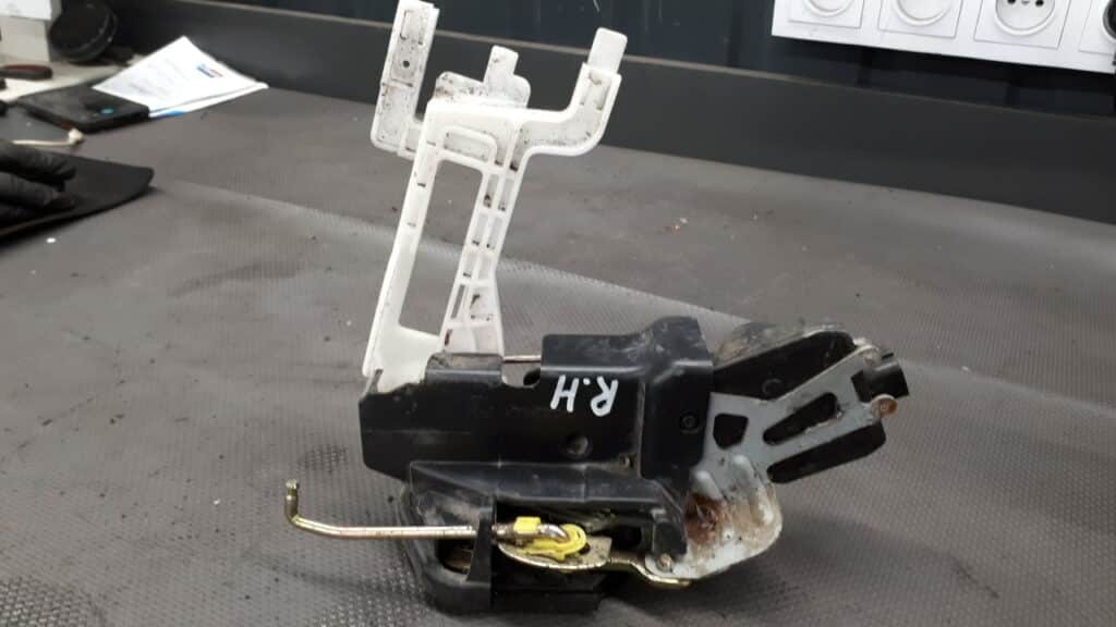 zamek drzwi prawy tyl hyundai santa fe I 5pin