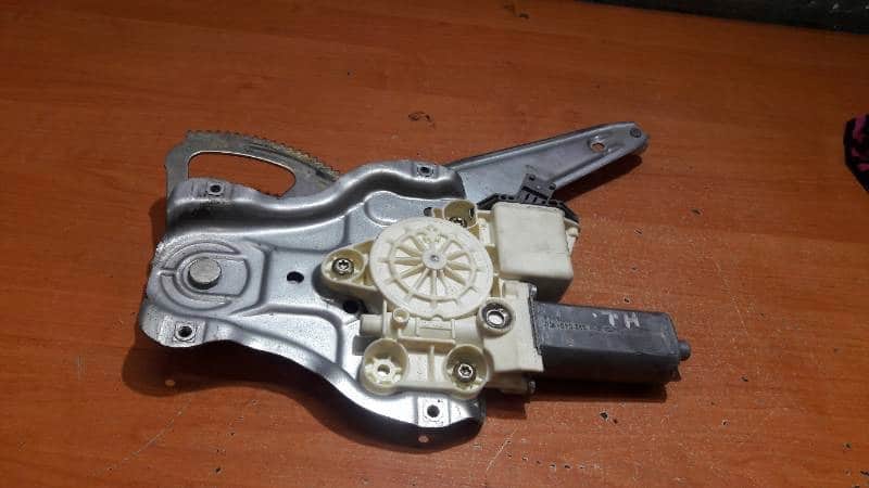 69840-05100 MECHANIZM SZYBY LEWY TYL AVENSIS T25