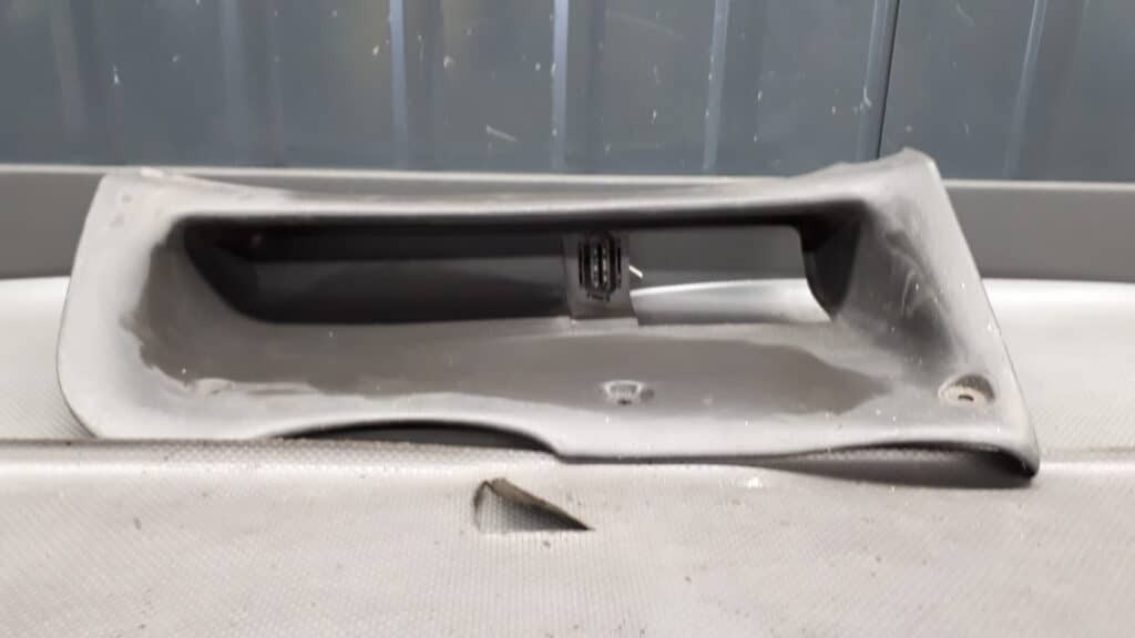 98ABA04327 Schowek deski lewy Focus MK1