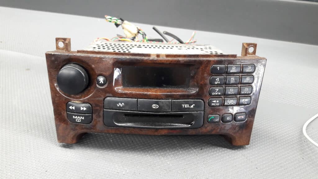 JE-3000U radio CD  Peugeot 607