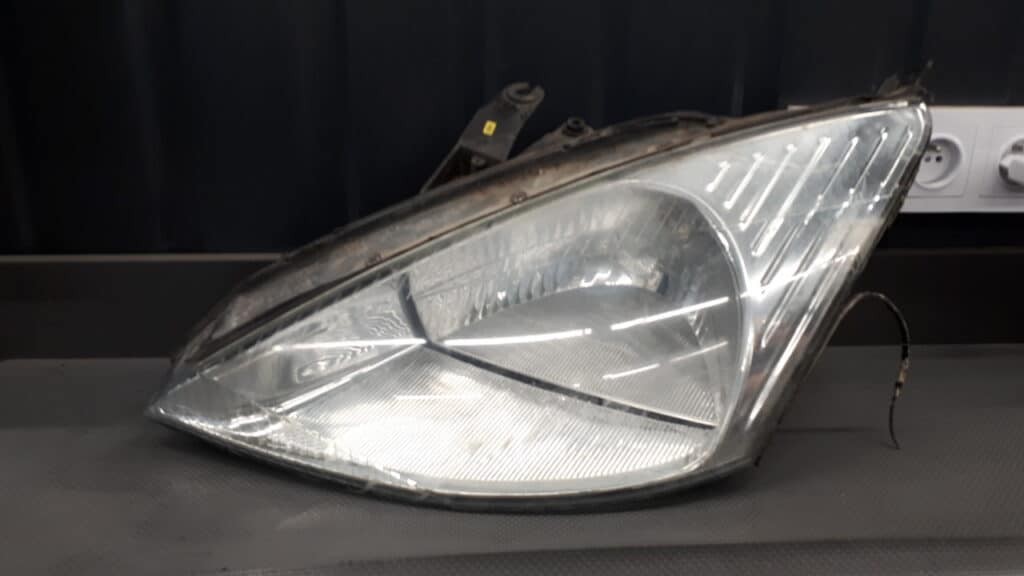 XS4X-13006-AE Reflektor lewy Ford Focus MK1