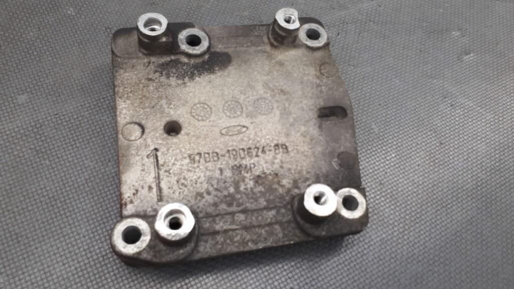 97BB19D624BB Uchwyt mocowanie silnika Ford Focus MK1 1.8b