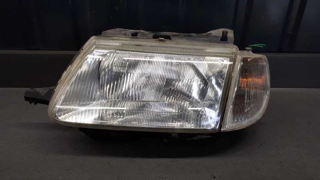 Reflektor lewy Citroen Saxo 00r VALEO