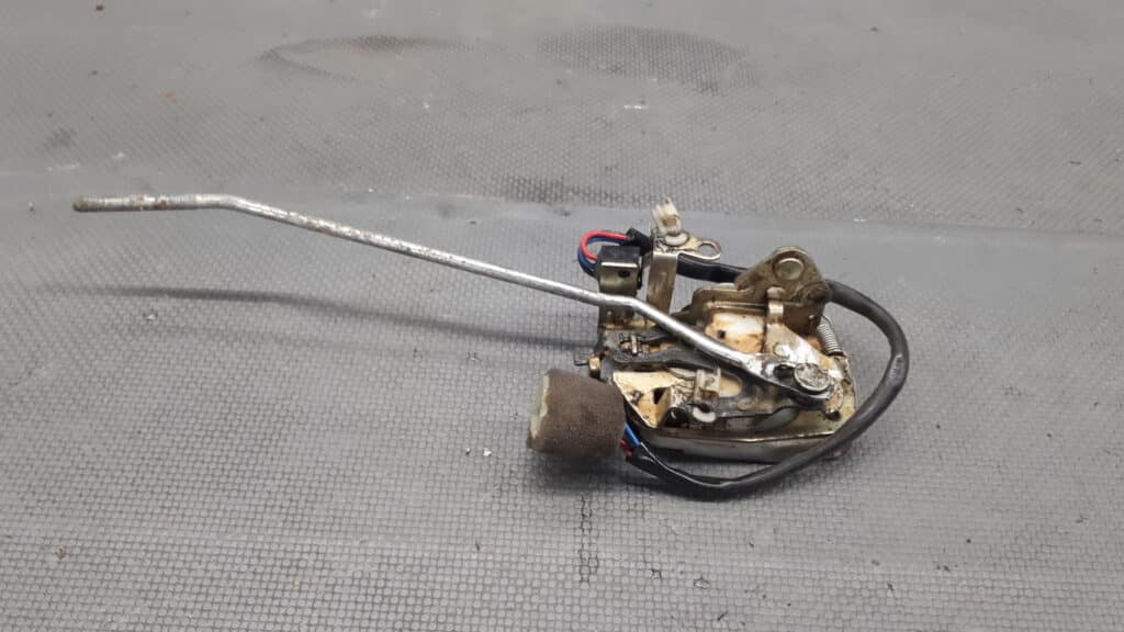 Zamek drzwi lewy przod Kia Sportage 3pin