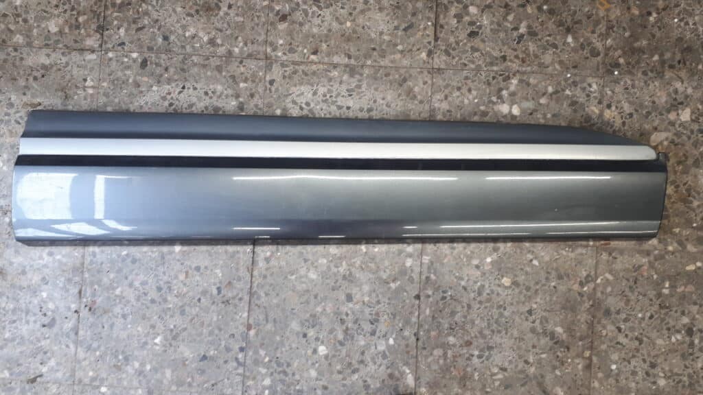 4M0853960B listwa drzwi prawy przód Audi Q7 szara