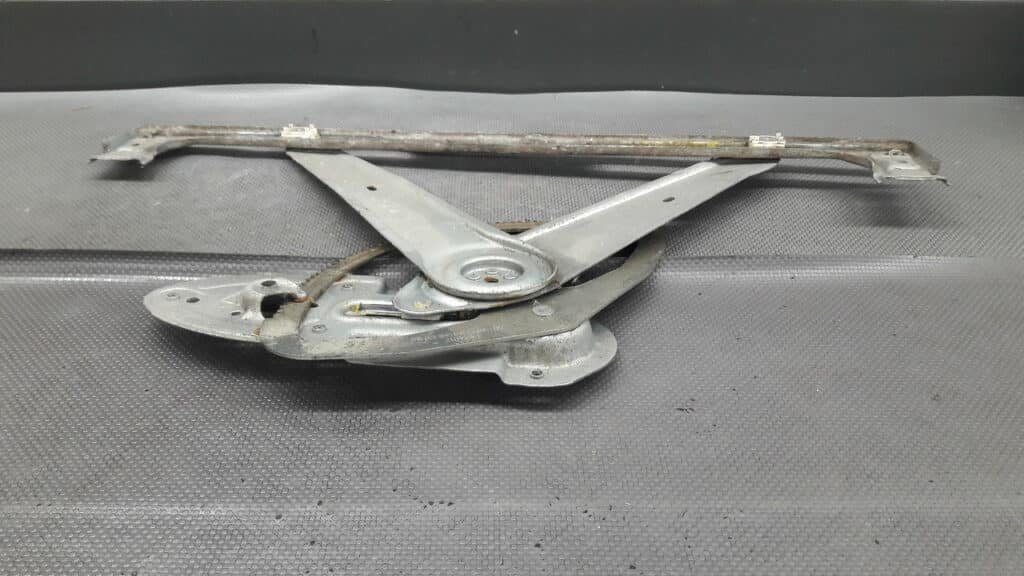 3M51-R23200-BD mechanizm szyby prawy przod Ford Focus MK2