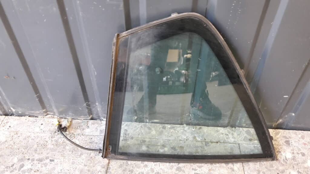 Szyba drzwi trójkąt prawy tył BMW E38