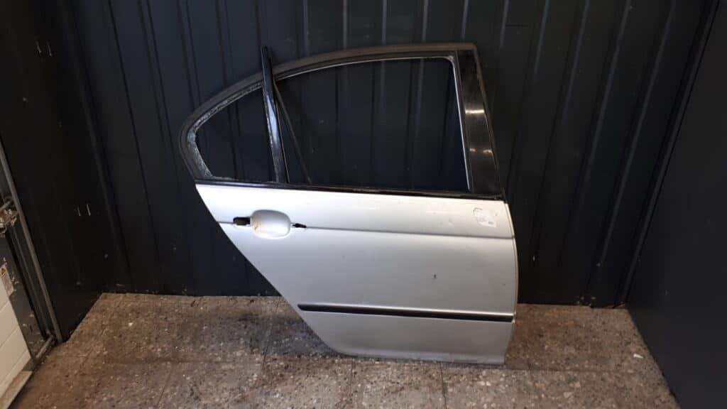 Drzwi prawy tyl BMW E46 SEDAN SREBRNE 00R