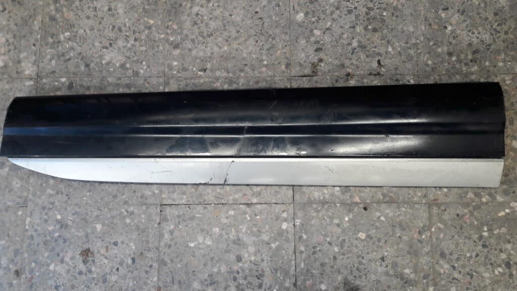 4M0853960F Listwa drzwi prawy przód AUDI Q7 CZARNA
