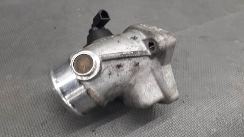 8D0145950B Przepustnica Audi A4 B5 2.5TDI