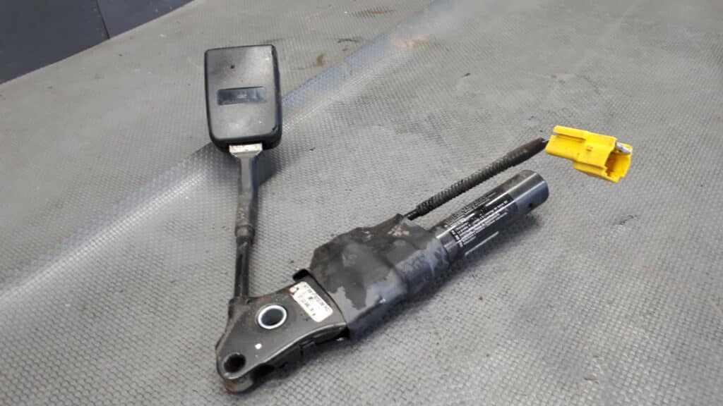 97BBF61208AC napinacz pasa prawy FORD MONDEO MK2