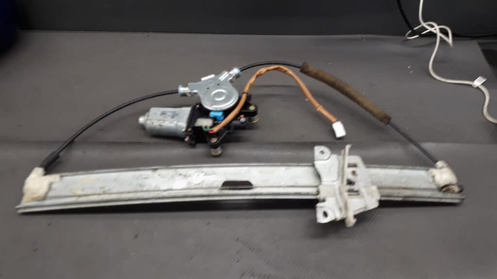 862100-3883 mechanizm szyby prawy przód mazda pramacy
