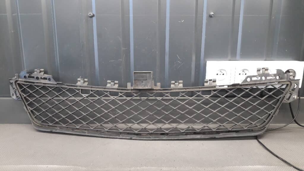 A2048850624 Kratka zderzaka przód Mercedes W204