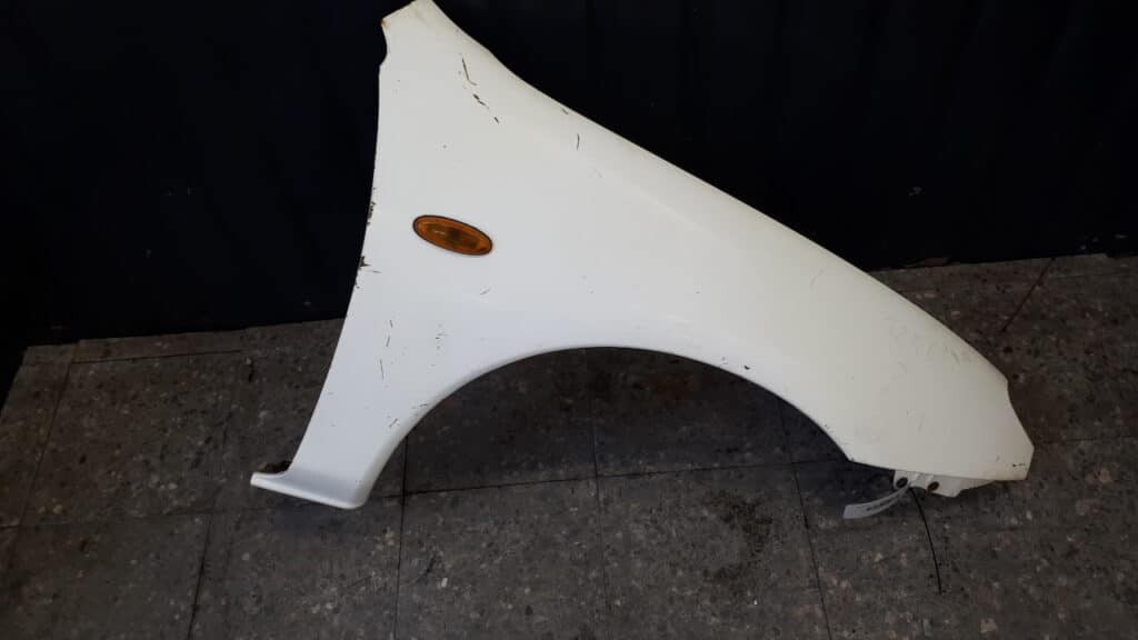 blotnik prawy przod mazda 323c 92r