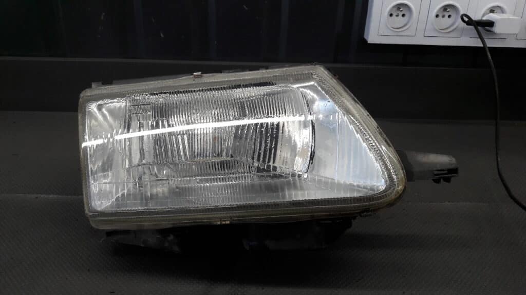 Reflektor prawy Citroen Saxo Valeo