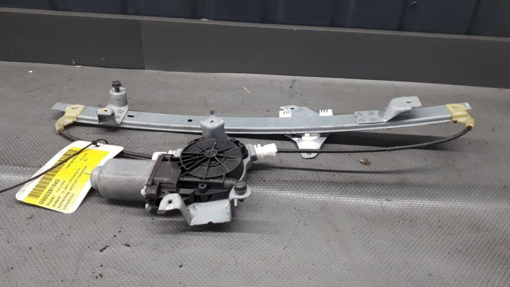 ARM119002 mechanizm szyby prawy tył Nissan Pathfinder R51