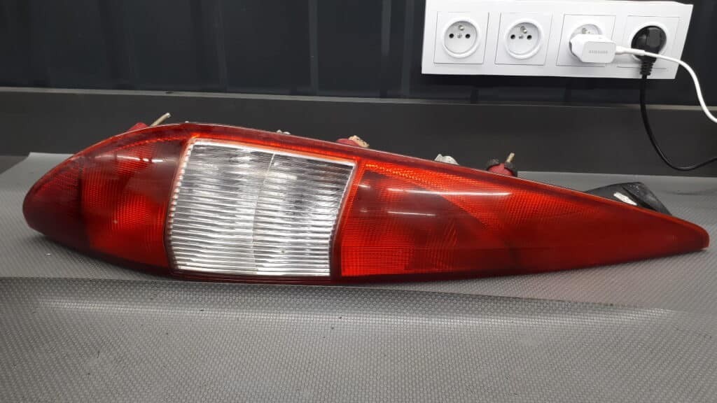 1S71-13405-C Lampa lewy tyl Mondeo MK3 Kombi uszko