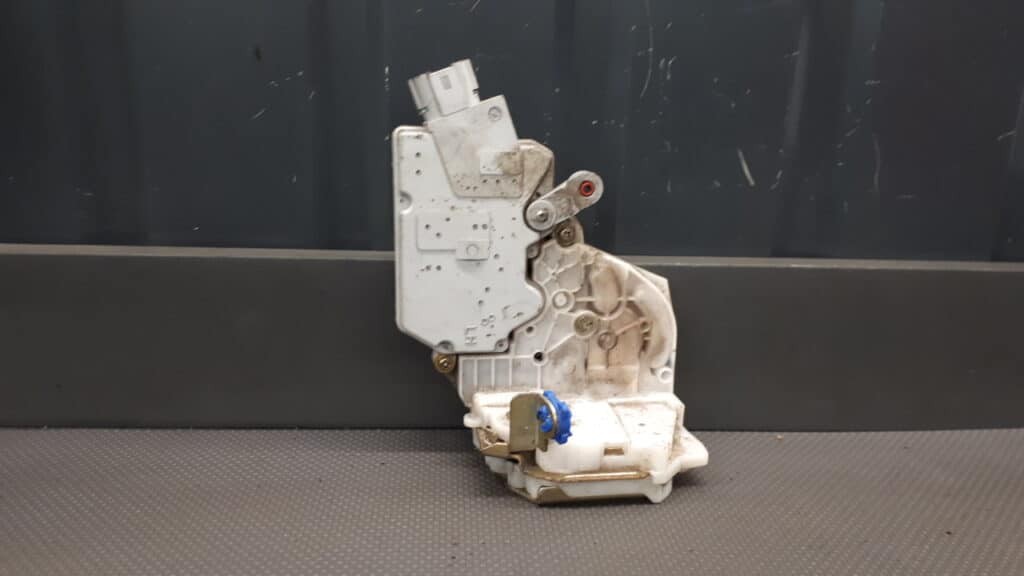 zamek drzwi lewy tyl nissan primera p11 4d 6pin