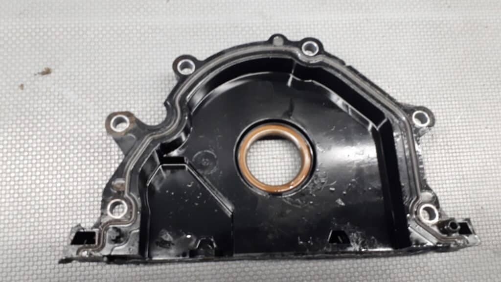 04L103151A Obudowa uszczelniacza wału AUDI A4 B8 2.0TDI