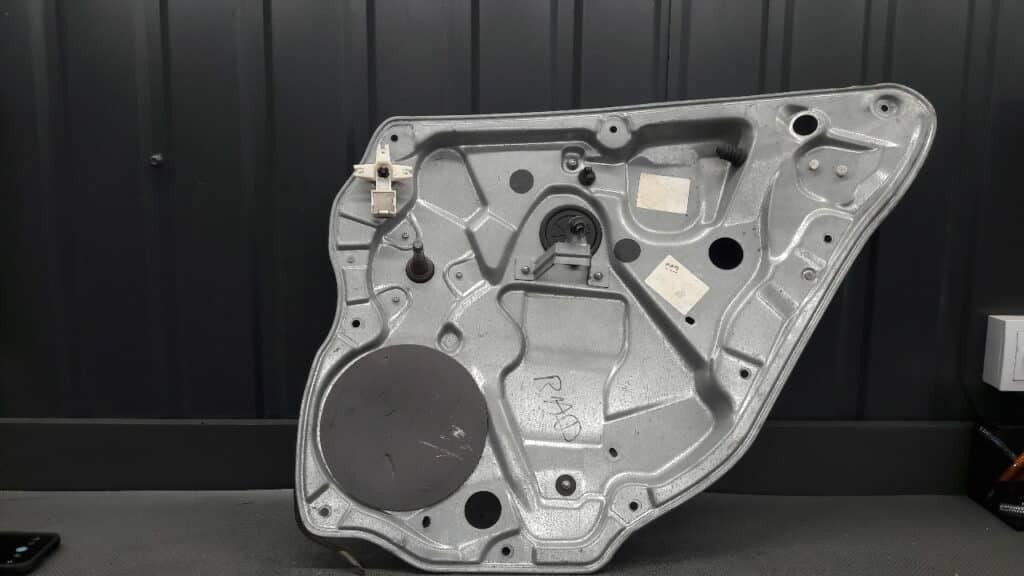 Mechanizm szyby prawy tyl VW Golf IV 02R