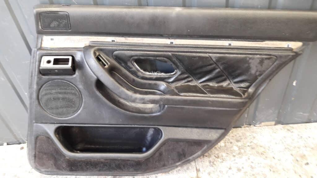 Boczek drzwi prawy tył BMW E38