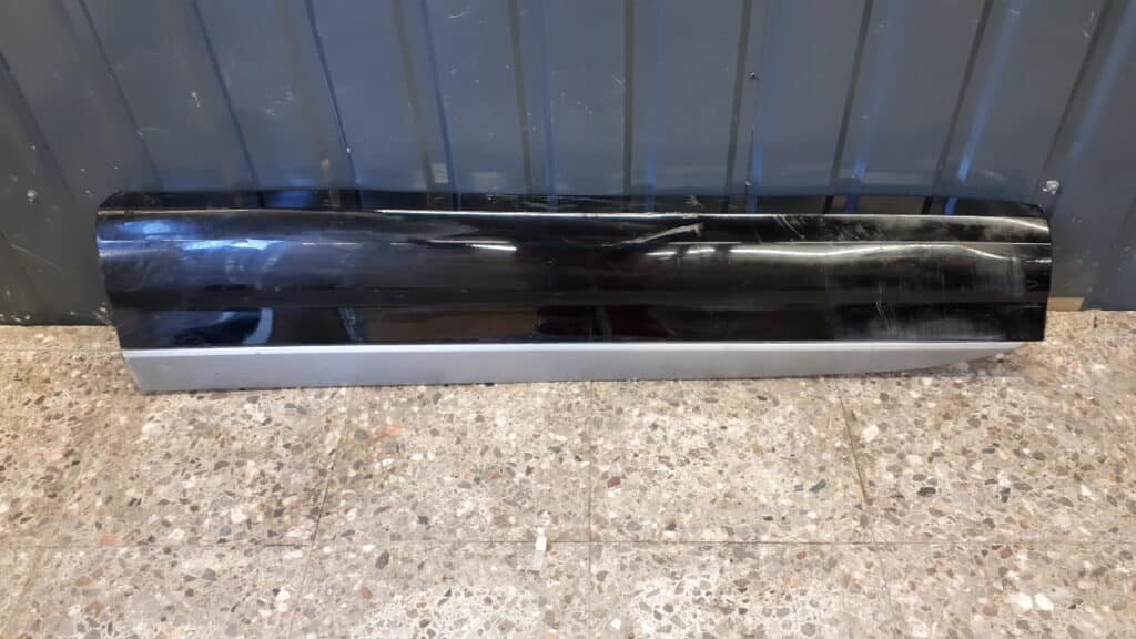 4M0853959F listwa drzwi lewy przód Audi Q7 czarna