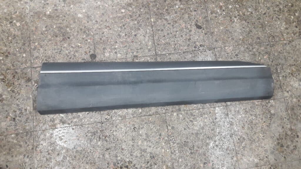 4M0853960F LISTWA PRAWY PRZOD AUDI Q7 SZARA