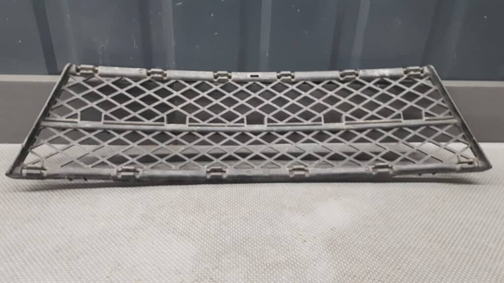 7178115 kratka zderzaka środkowa przód BMW E60 LIFT