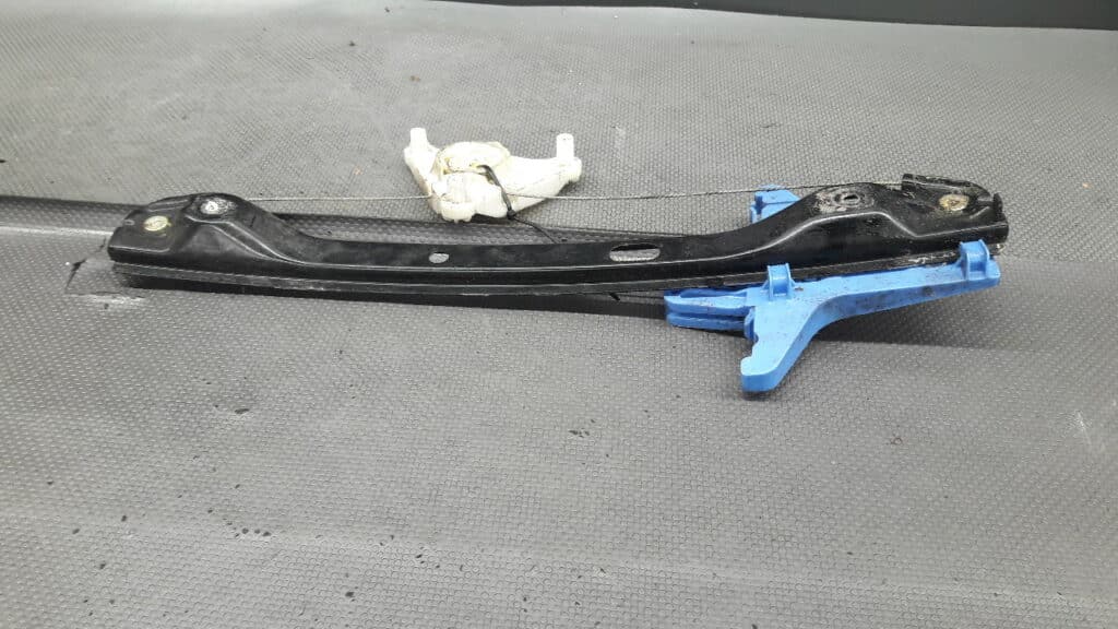mechanizm szyby lewy tyl VW Passat B6 4D 99r