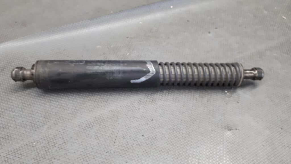 31217640 siłownik klapy tył VOLVO V70
