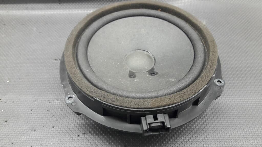 AA6T-18808-AA glosnik drzwi prawy przod Ford Focus MK7