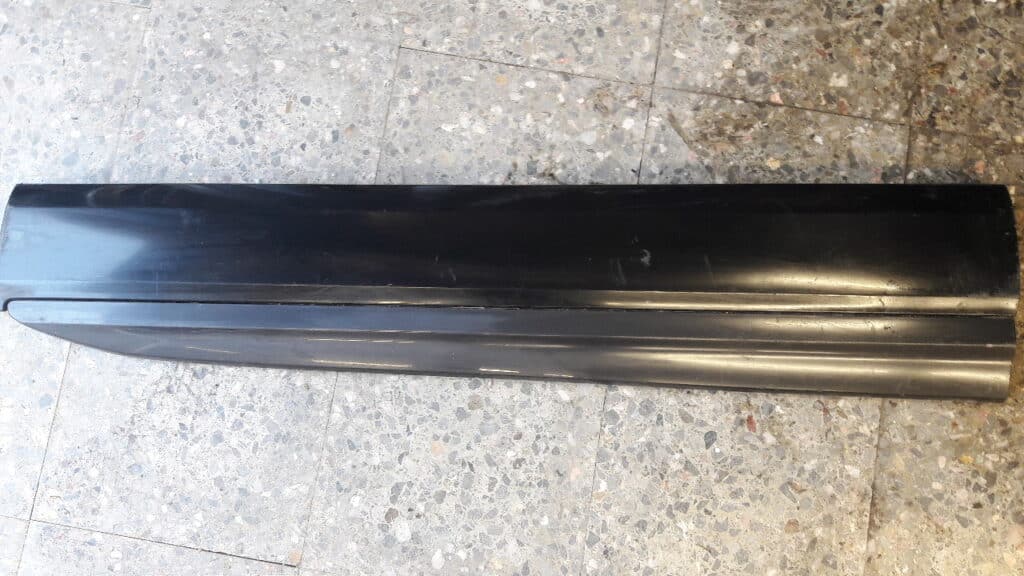 4M0853960B Listwa drzwi prawy przód AUDI Q7 CZARNA