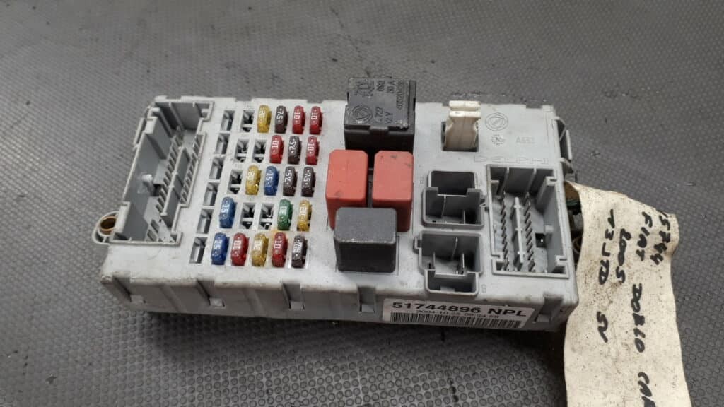 51744896 skrzynka bezpiecznikow fiat doblo 05r