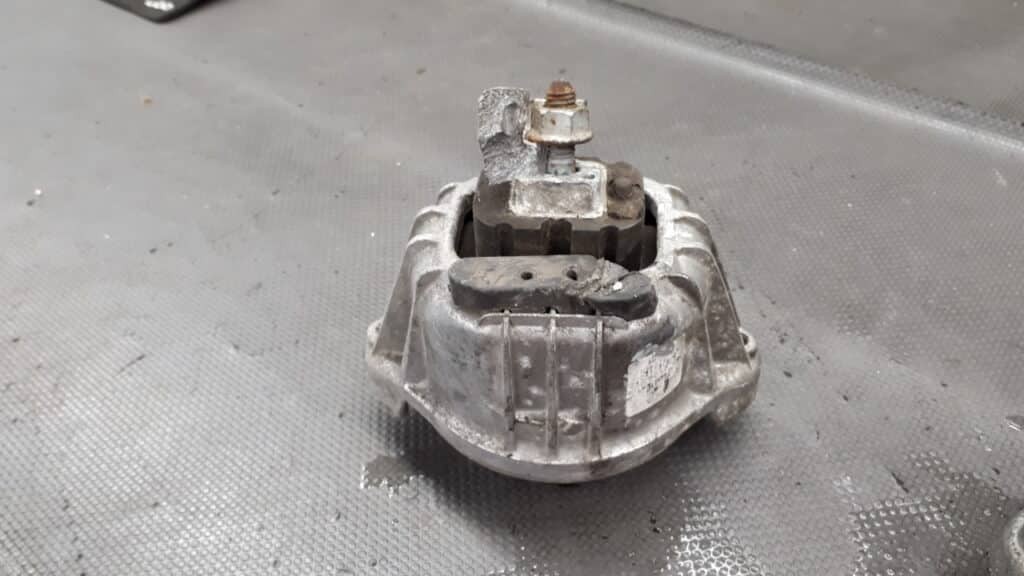13981112 poduszka silnika BMW E90 2,0 DIESEL