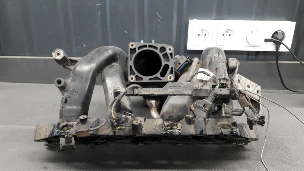 938F9424LE Kolektor ssący Ford Mondeo Mk1 1,6B