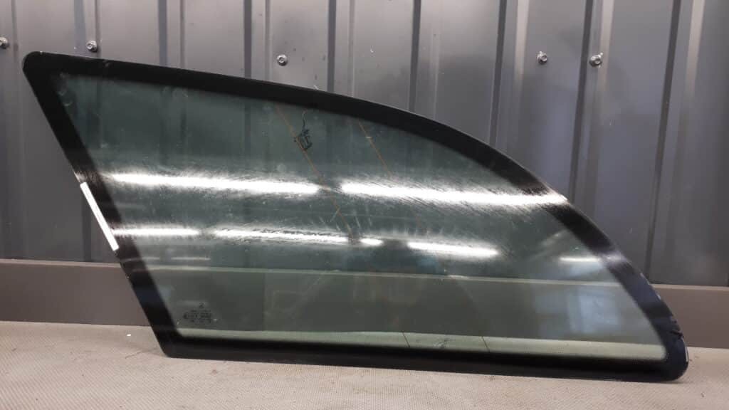 Szyba karoseryjna lewy tył Mercedes w202 kombi