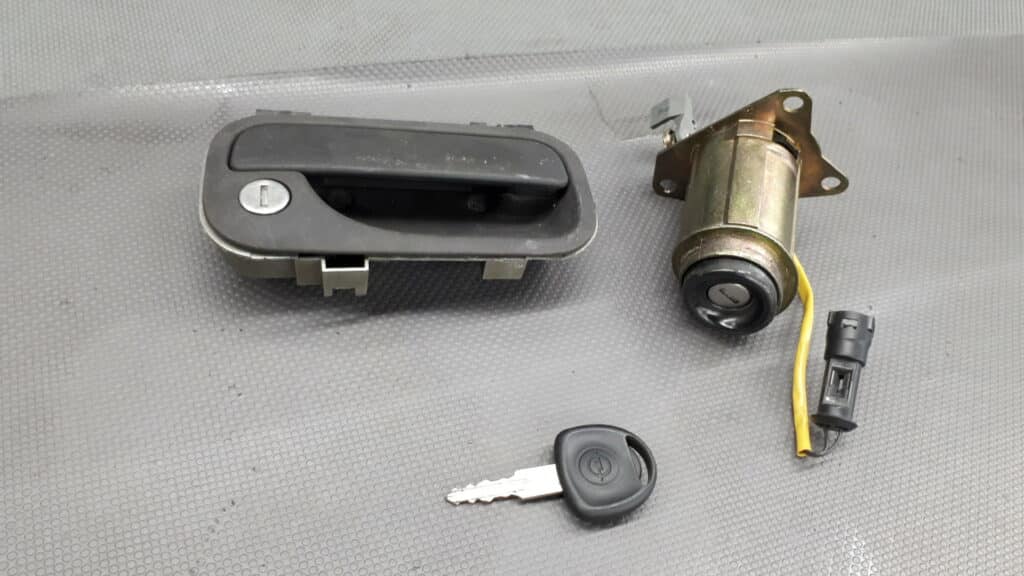 Klamka prawy przod zamek klapy Opel Tigra 96r