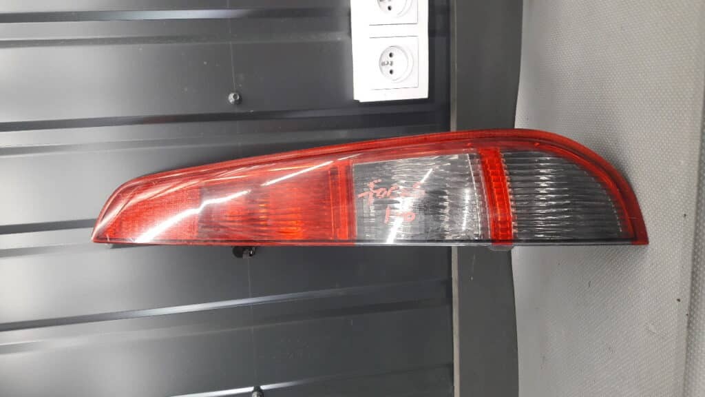 4M51-13404-F Lampa prawy tył Ford Focus MK2